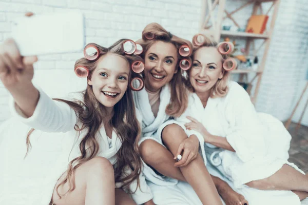 Χαμογελώντας Γυναικών Λευκή Μπουρνούζια Λήψη Selfie Ευτυχισμένη Οικογένεια Μητέρα Την — Φωτογραφία Αρχείου