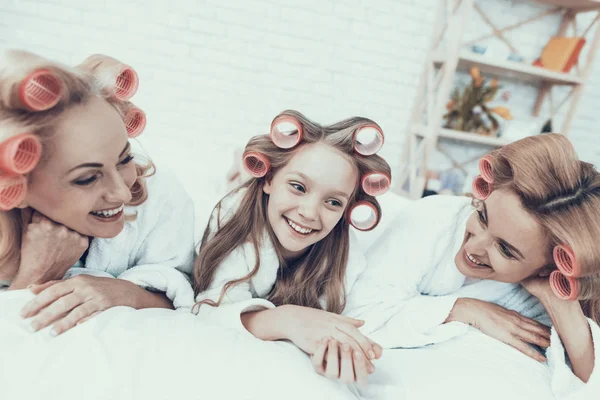 Χαμογελαστά Γυναικών Λευκή Μπουρνούζια Έχουν Διασκέδαση Στο Σπίτι Ευτυχισμένη Οικογένεια — Φωτογραφία Αρχείου