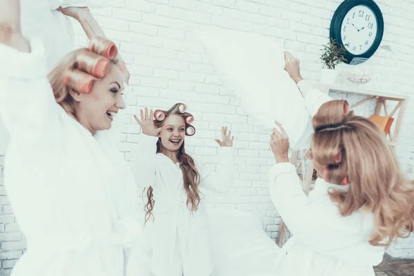 Улыбающиеся Женщины Белых Халатах Развлекаются Дома Счастливая Семья Мать Дочерью — стоковое фото
