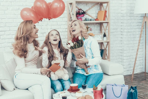 家庭庆祝女孩的生日与气球 桌子上的蛋糕 幸福的家庭 母亲与女儿 在家中微笑的女人 微笑的祖母 庆祝理念 一杯茶 红气球 — 图库照片