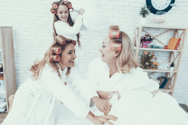 Χαμογελαστά Γυναικών Λευκή Μπουρνούζια Έχουν Διασκέδαση Στο Σπίτι Ευτυχισμένη Οικογένεια — Φωτογραφία Αρχείου