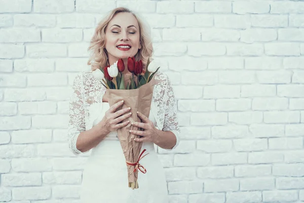 Mulher Com Buquê Tulipas Quarto Cabelo Loiro Vestido Branco Tulipa — Fotografia de Stock