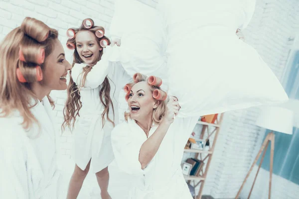 Las Mujeres Sonrientes Batas Blancas Divierten Casa Familia Feliz Madre —  Fotos de Stock