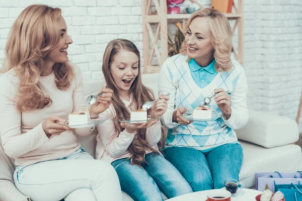 Happy Family Viert Verjaardag Eten Taart Taart Tafel Gelukkige Familie — Stockfoto