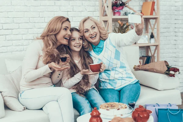 Familia Celebrando Cumpleaños Tomándose Selfie Usando Smartphone Familia Feliz Madre — Foto de Stock