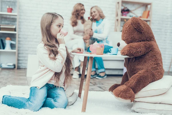 Genç Kız Büyük Peluş Ayı Ile Evde Oynarken Gülümseyen Kadın — Stok fotoğraf