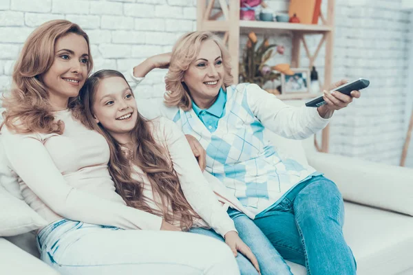 Happy Family Zittend Bank Kijken Naar Video Moeder Met Dochter — Stockfoto