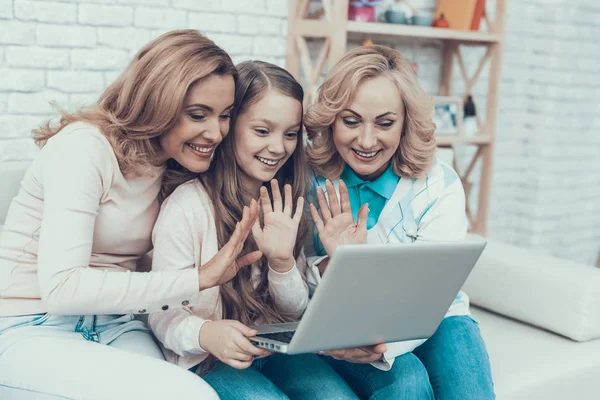 Happy Family Seduta Sul Divano Utilizzando Computer Portatile Una Famiglia — Foto Stock