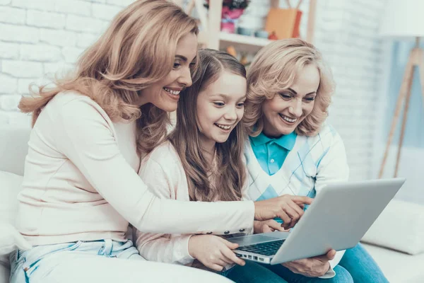 Kanepede Oturan Dizüstü Bilgisayar Kullanarak Mutlu Bir Aile Mutlu Bir — Stok fotoğraf