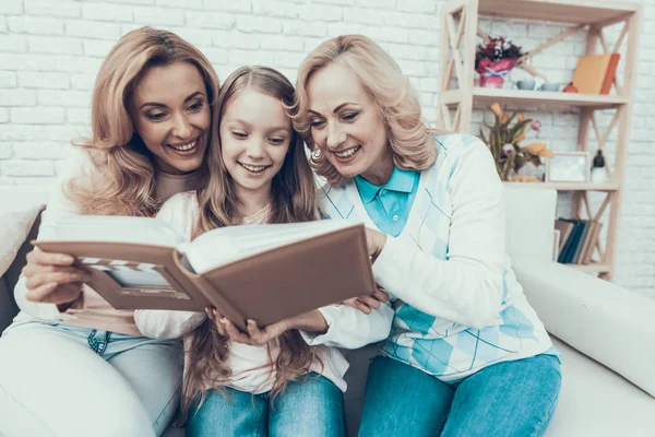 Smiling Family Watching Photo Album Sofa Madre Con Hija Mujeres —  Fotos de Stock