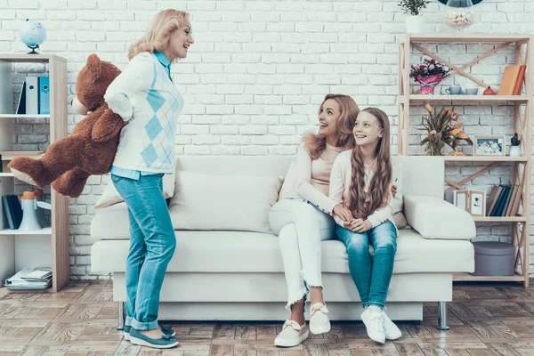 Mor Presentera Leksak Björn Att Leende Dotter Present Födelsedagen Mor — Stockfoto