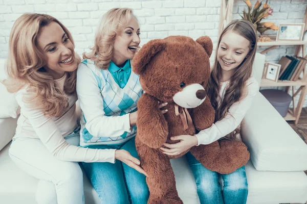 Сім Представляючи Іграшка Ведмідь Усміхненим Дочка Подарунок День Народження Матір — стокове фото