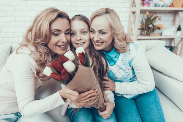 Meisje Presenteren Boeket Tulpen Aan Moeder Lacht Moeder Met Dochter — Stockfoto