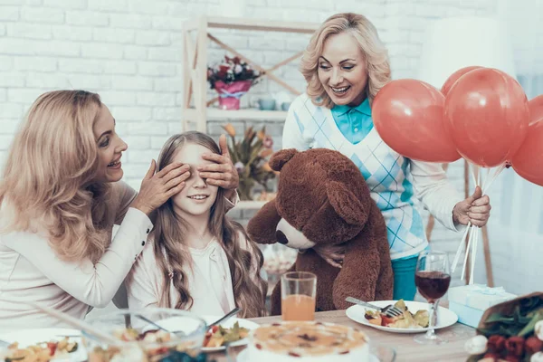 Familjen Förbereder Surprize För Dotter Hemma Kaka Bordet Lycklig Familj — Stockfoto