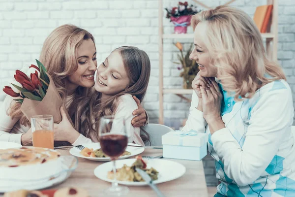 Familjen Firar Mors Födelsedag Hemma Kaka Bordet Lycklig Familj Mor — Stockfoto