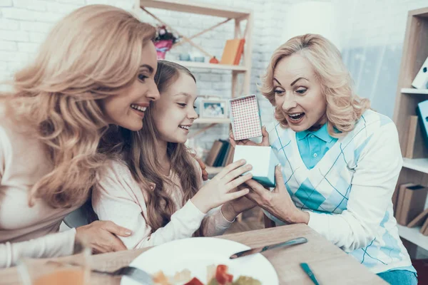 Familie Oma Verjaardag Thuis Vieren Taart Tafel Gelukkige Familie Moeder — Stockfoto