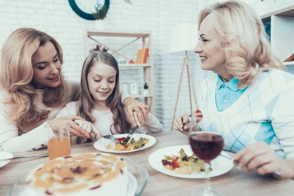 Glad Sitter Familjen Firar Födelsedag Hemma Kaka Bordet Lycklig Familj — Stockfoto