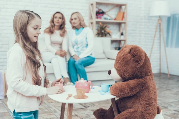Jovem Brincando Com Urso Pelúcia Grande Casa Mulheres Sorridentes Sentado — Fotografia de Stock
