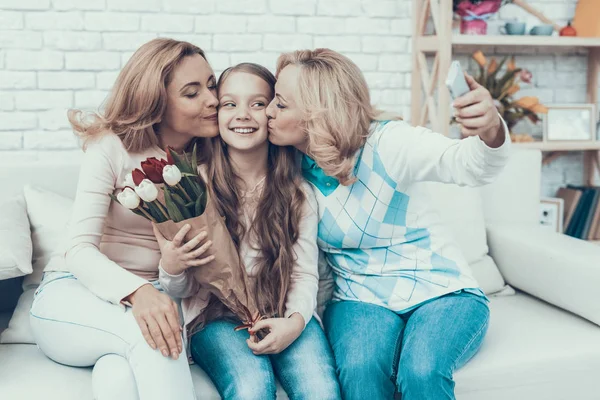 Lycklig Familj Tar Selfie Dotters Födelsedag Lycklig Familj Mor Med — Stockfoto