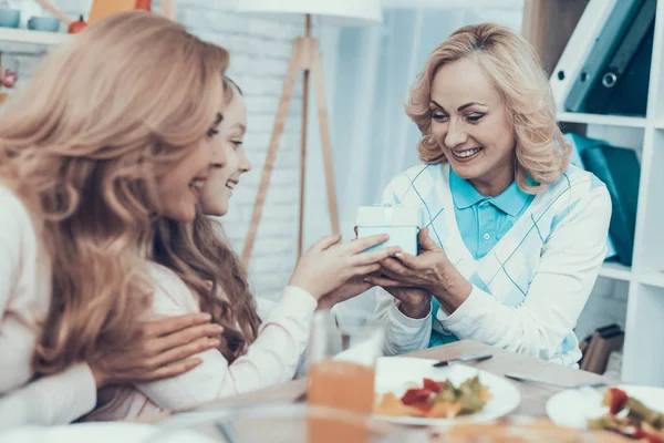 Familjen Fira Mormors Födelsedag Hemma Kaka Bordet Lycklig Familj Mor — Stockfoto