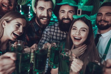 Aziz Patrick günü partisi. Arkadaşları ve barmen kutlayan grubudur. Mutlu insanlar tost ve yeşil bira içiyor. Genç erkekler ve kadınlar arkadaş var. Yeşil bir şapka giymiş insanlar. Pub iç.