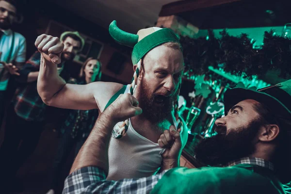 Saint Patrick Day Partij Groep Van Vrienden Celebrating Vrienden Jonge — Stockfoto