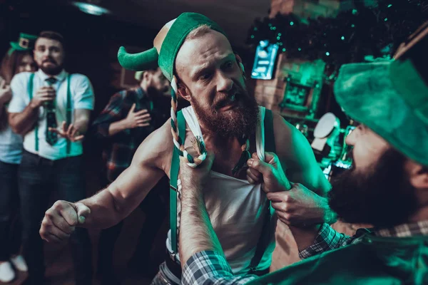 Saint Patrick Day Party Grupa Przyjaciół Jest Świętujmy Przyjaciele Młodzi — Zdjęcie stockowe