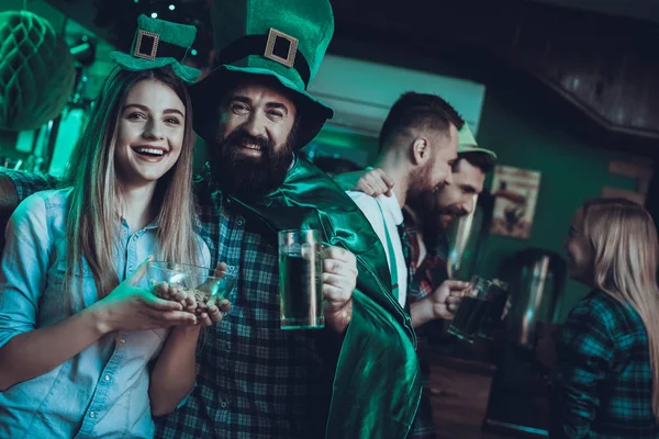 Aziz Patrick Günü Partisi Kutlayan Arkadaşlar Var Nsanlar Yeşil Bira — Stok fotoğraf