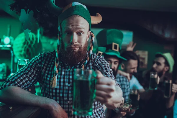 День Святого Патрика Друзья Празднуют Люди Пьют Зеленое Пиво Едят — стоковое фото
