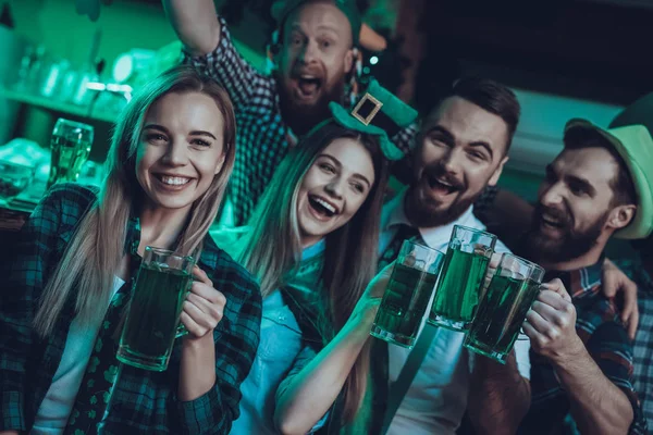 Saint Patrick Day Party Grupp Vänner Firar Glada Människor Toast — Stockfoto