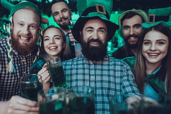 Saint Patrick Day Party Grupa Przyjaciół Barman Jest Świętujmy Szczęśliwych — Zdjęcie stockowe