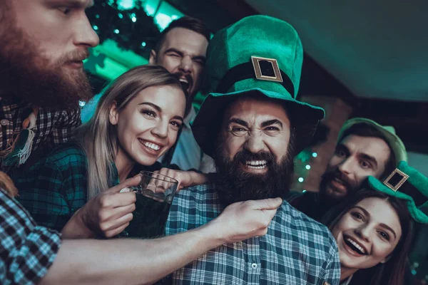 Saint Patrick Day Party Znajomych Jest Świętujmy Szczęśliwi Ludzie Jest — Zdjęcie stockowe