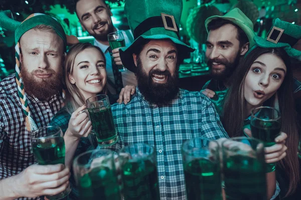 Fête Saint Patrick Groupe Amis Barman Célèbre Happy People Boit — Photo