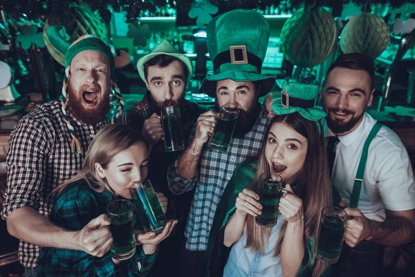 Fête Saint Patrick Groupe Amis Barman Célèbre Happy People Boit — Photo