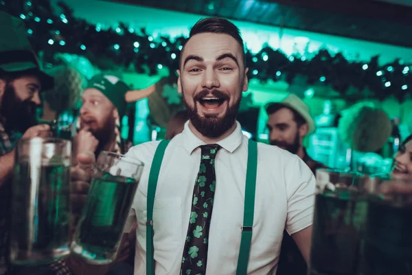 Patrick Day Party Freunde Feiert Glückliche Menschen Trinken Ein Grünes — Stockfoto