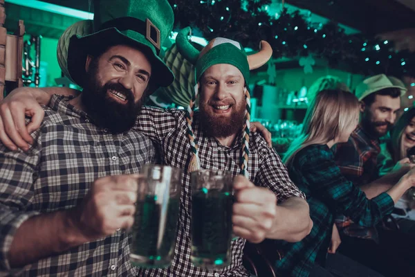 Fête Saint Patrick Friends Celebrating Happy People Boit Une Bière — Photo