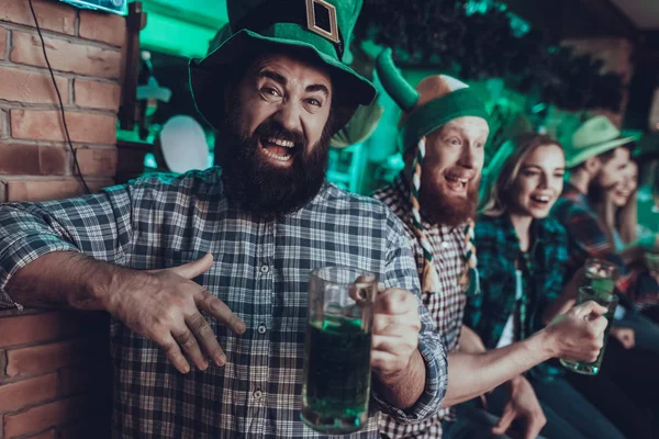Aziz Patrick Günü Partisi Kutlayan Arkadaşlar Grubudur Mutlu Insanlar Yeşil — Stok fotoğraf