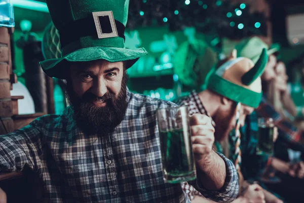 Saint Patrick Day Party Znajomych Jest Świętujmy Szczęśliwych Ludzi Pije — Zdjęcie stockowe