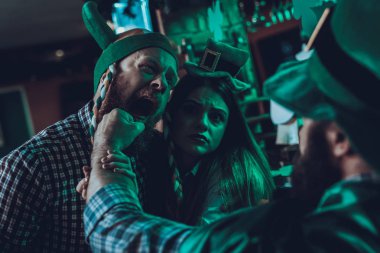 Aziz Patrick günü partisi. Kutlayan arkadaşlar grubudur. Genç erkek ve kadın arkadaş. İki öfkeli sarhoş adam bir çatışma var. Bir adam Beats diğer adam yumruk İnsanlar yeşil bir şapka. Pub iç.