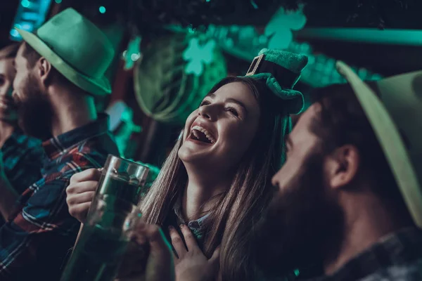 Fête Saint Patrick Groupe Amis Célèbre Happy People Boit Une — Photo