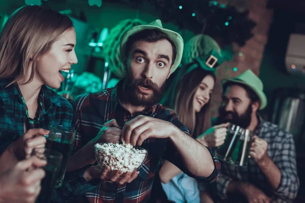 Patrick Day Party Freunde Feiert Glückliche Menschen Trinken Ein Bier — Stockfoto