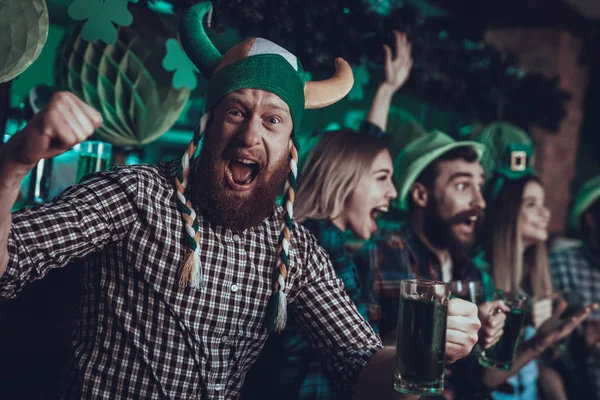 День Святого Патрика Группа Друзей Празднует Счастливчики Пьют Зеленое Пиво — стоковое фото