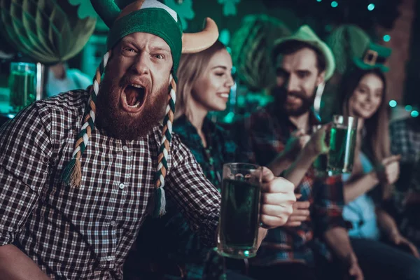 Patrick Day Party Freundeskreis Feiert Glückliche Menschen Trinken Ein Grünes — Stockfoto