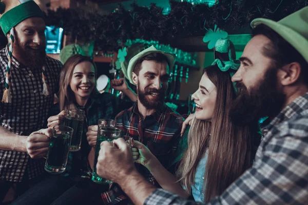 Fête Saint Patrick Group Friends Toast Drinking Green Beer Friends — Photo