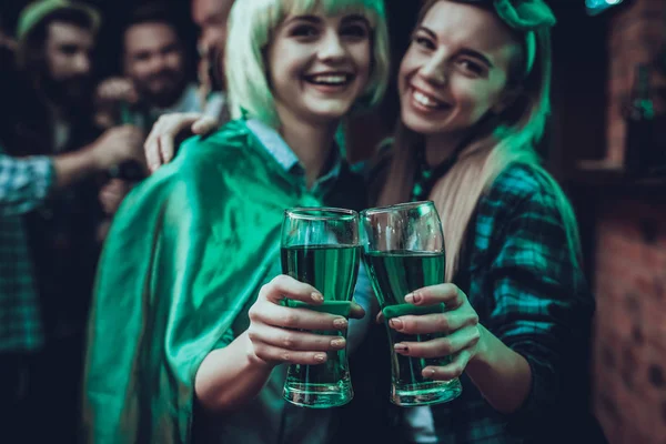 Fête Saint Patrick Groupe Amis Célèbre Les Gens Heureux Boivent — Photo