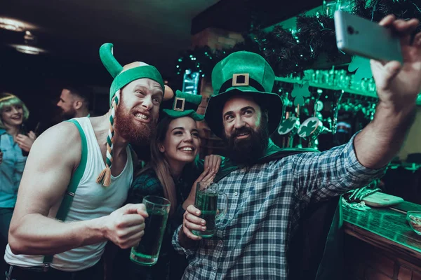 Fête Saint Patrick Friends Celebrating Happy People Boit Une Bière — Photo