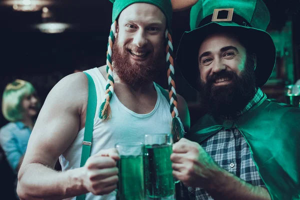 Fête Saint Patrick Groupe Amis Célèbre Les Gens Boivent Une — Photo