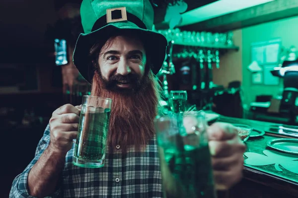 Dia São Patrício Homem Barba Está Bar Counter Homem Está — Fotografia de Stock