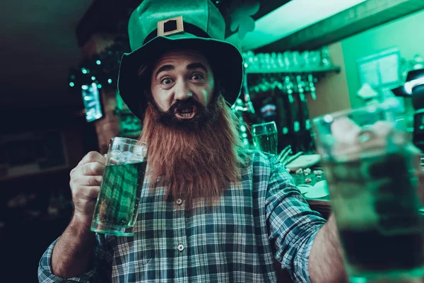 Saint Patrick Beard Man Est Debout Bar Counter Homme Tient — Photo