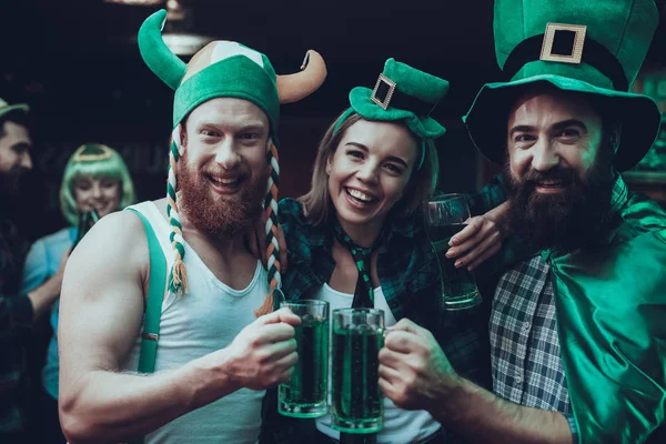 Aziz Patrick Günü Partisi Kutlayan Arkadaşlar Grubudur Nsanlar Yeşil Bira — Stok fotoğraf